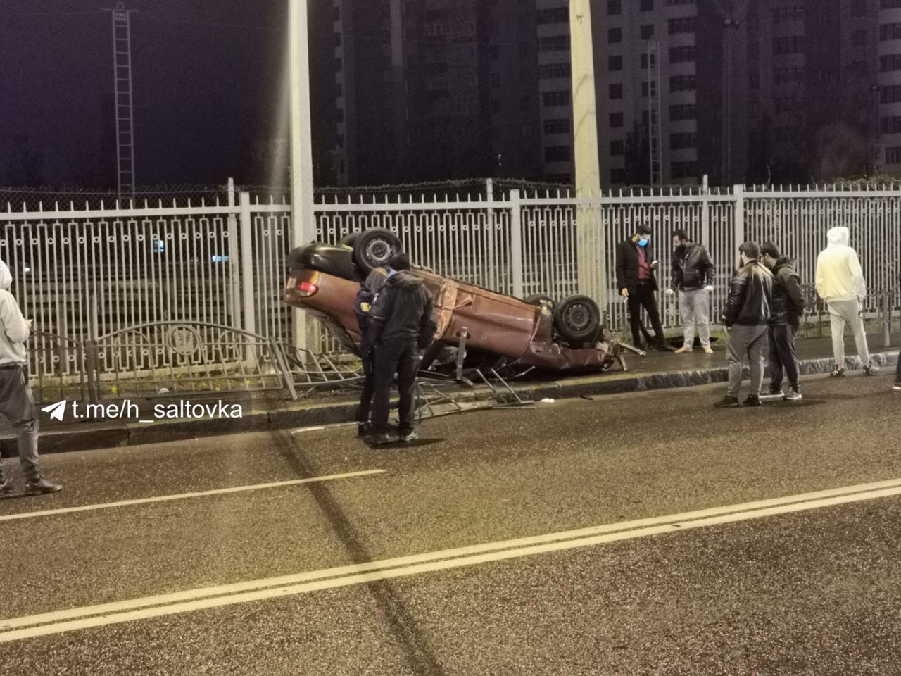 На Клочковской машина вылетела с дороги, снесла забор и перевернулась на крышу (фото, видео)
