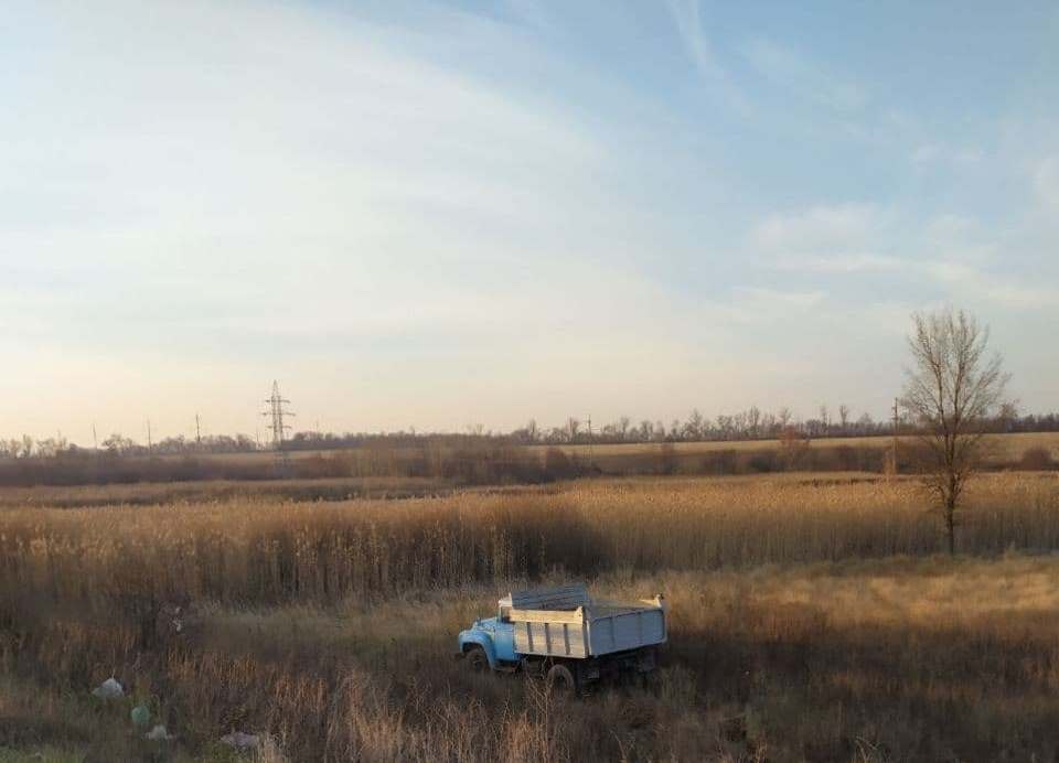 На окружной в Харькове ДТП, грузовик вылетел в поле (видео)