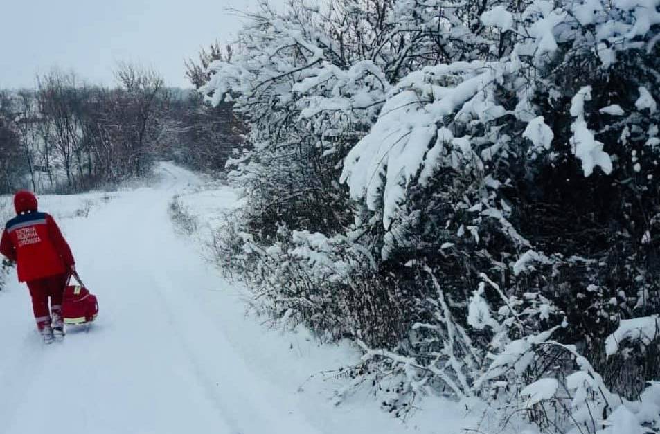 Под Харьковом скорая застряла в снегу: к пациенту шли пешком