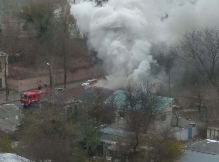 В Харькове – сильный пожар, горит жилой дом (видео)