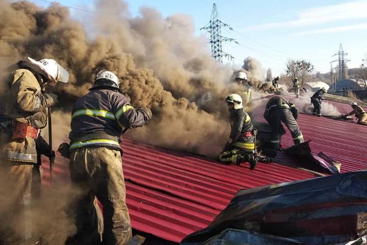 Как тушили горящие склады в Харькове: фоторепортаж