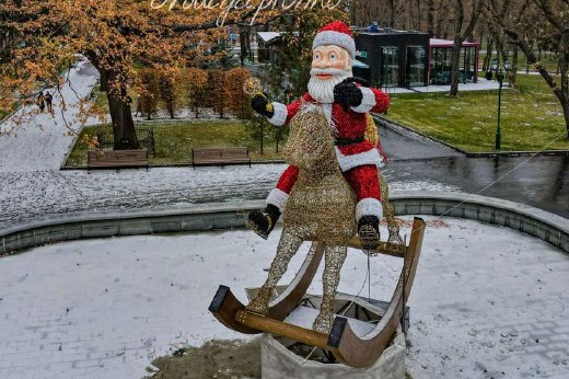 В фонтане в саду Шевченко появился Санта-Клаус (фото, видео)