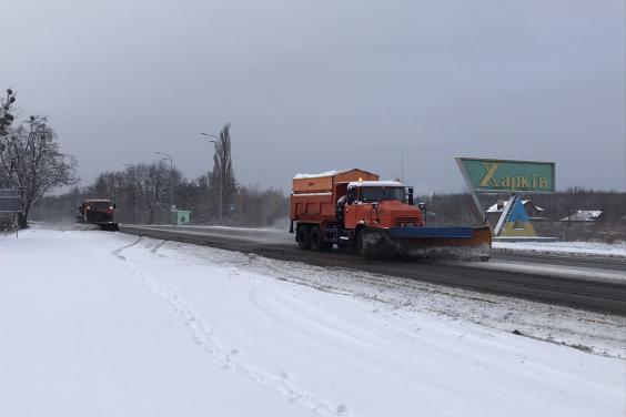 Под Харьковом на расчистку дорог от снега вывели спецтехнику