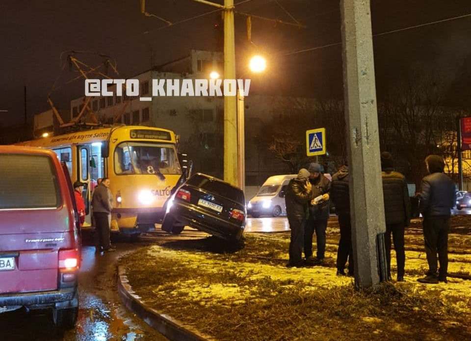 Авария на Салтовке заблокировала движение трамваев (фото)