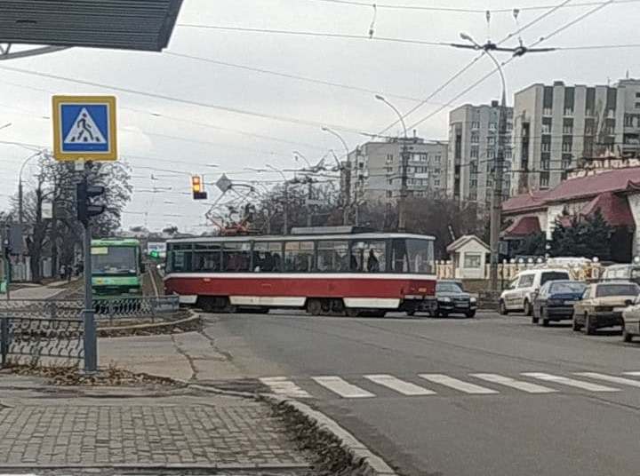 Из-за аварии на Героев Сталинграда остановился транспорт (видео)