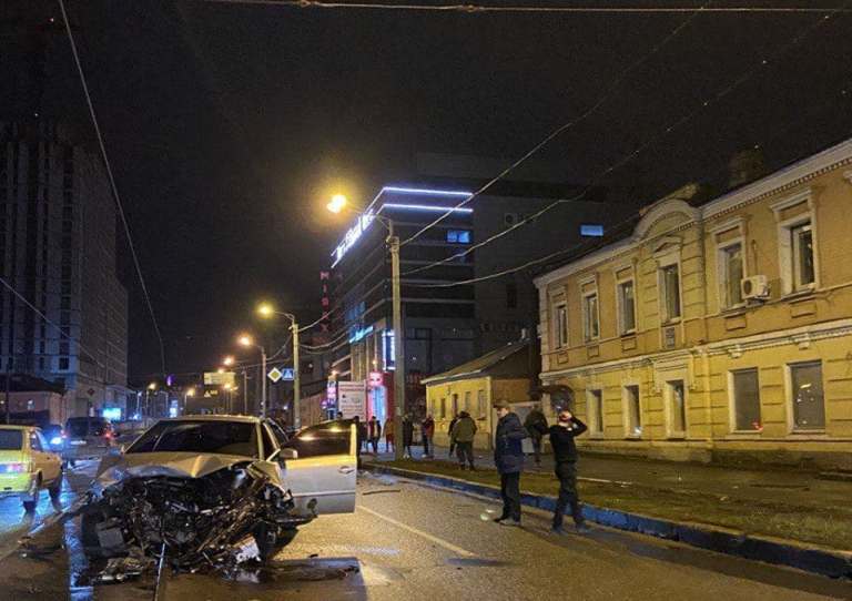 На Московском проспекте – ДТП, водителя вырезали из машины