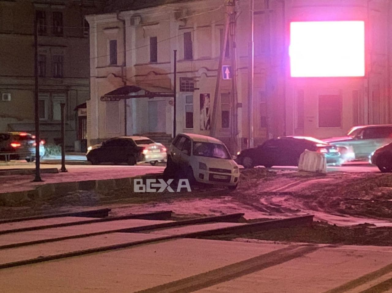 На Московском машина вылетела в ремонтную яму (фото, видео)