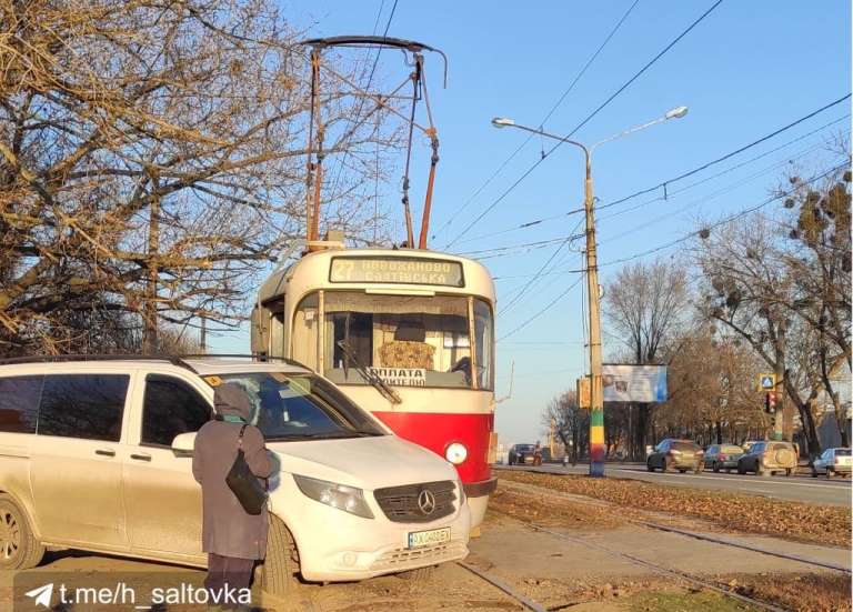 На Салтовке трамвай протаранил микроавтобус (видео)