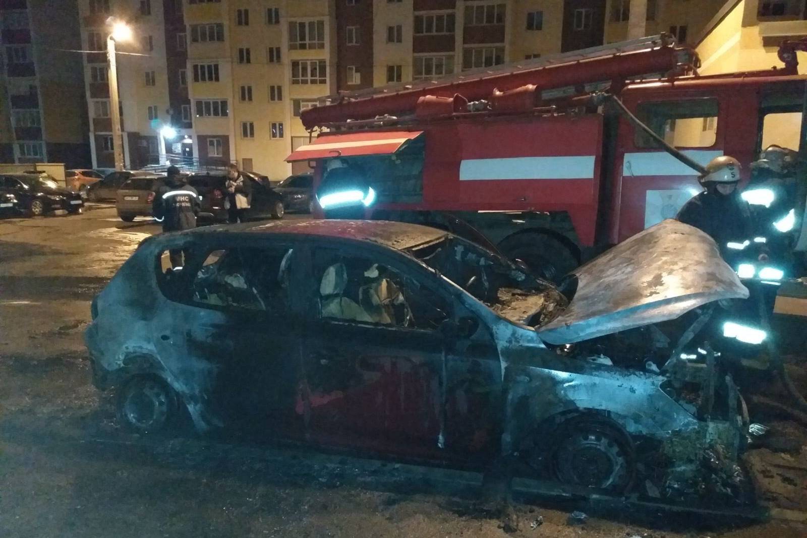 В Сети появилось видео поджога машины на Салтовке