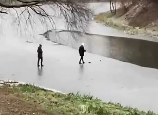 В центре Харькова дети вышли на тонкий лед (видео)