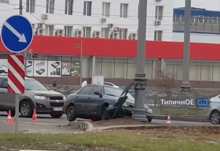 На Московском проспекте – авария, машина влетела в столб (видео)
