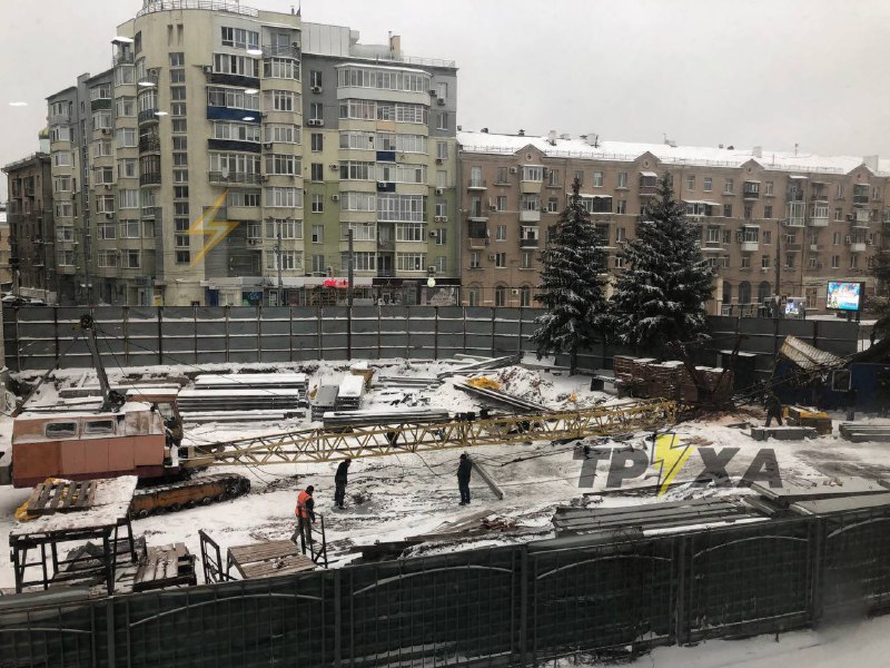 В центре Харькова упал строительный кран (фото)
