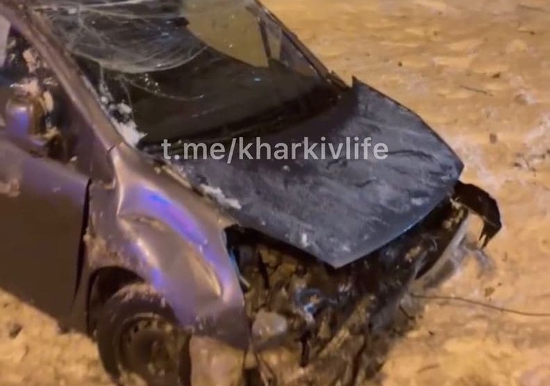 В Харькове машина вылетела с дороги (фото, видео)