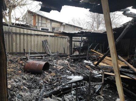 Пожарные пять часов тушили пылающую кухню