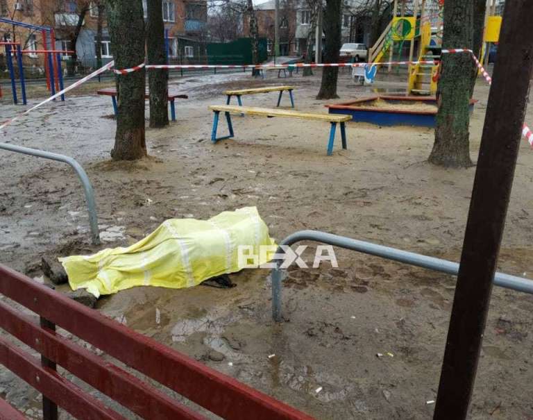 На детской площадке в Харькове лежит труп (фото)