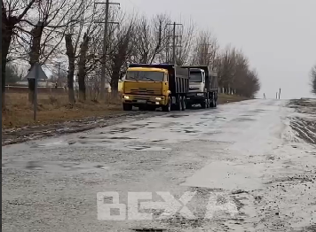 Из-за грузовиков рушатся дома: под Харьковом люди продолжают перекрывать дорогу (видео)