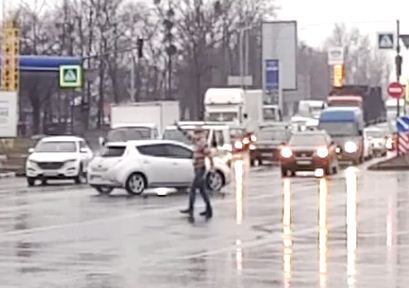 "Герой дня": харьковчанин вышел на перекресток с неработающим светофором и разрулил движение (видео)