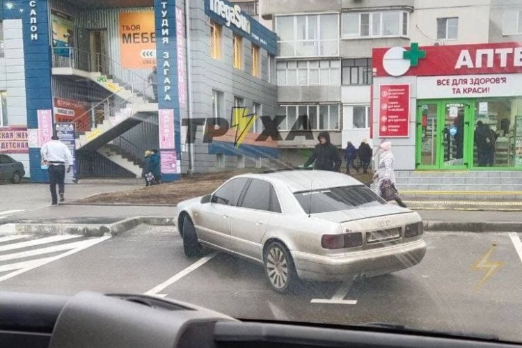 В Харькове машина с номером "Директор" заняла три парковочных места