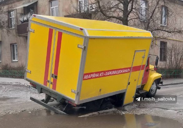В Харькове машина коммунальщиков застряла в яме