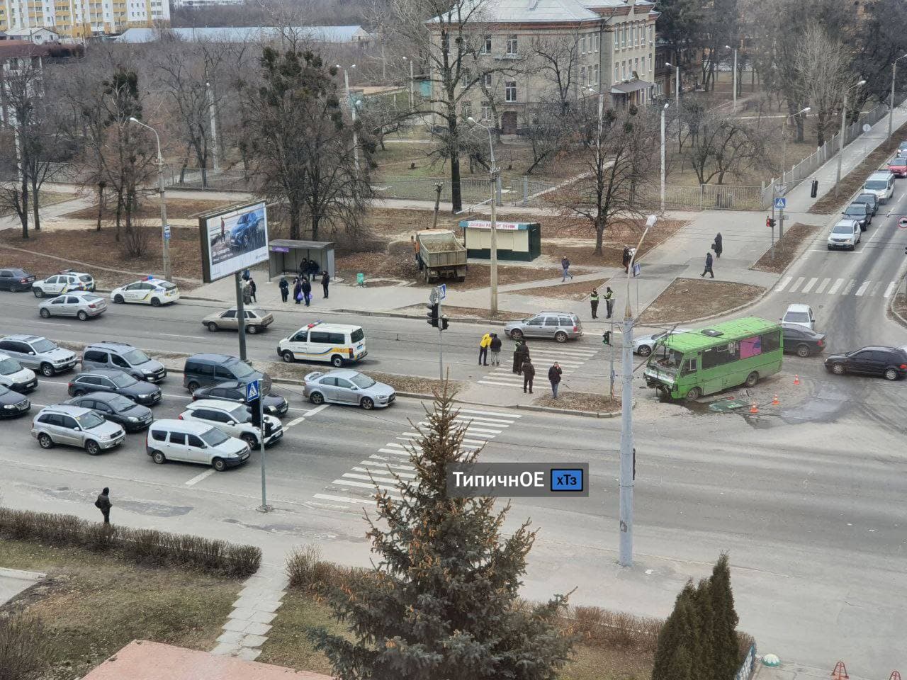 В Харькове столкнулись маршрутка и КамАЗ: грузовик вылетел с дороги, автобус деформирован (фото, видео)