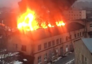 Пламя видно за километры, район заволокло черным дымом. В Харькове - масштабный пожар (видео)