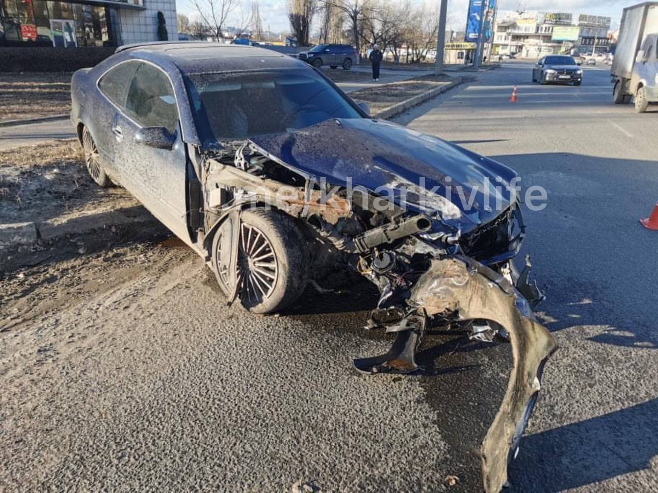 "Ведут себя, как бессмертные": в Харькове Mercedes на еврономерах вылетел на встречку и врезался в другую машину (видео)