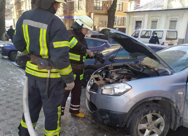 Посреди улицы в Харькове загорелся автомобиль