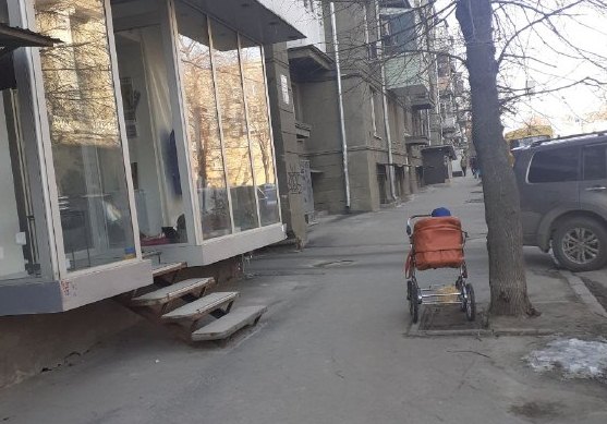 В Харькове на улице бросили коляску с ребенком