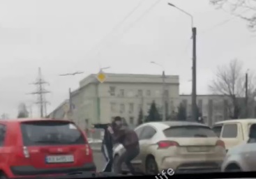 Посреди дороги в Харькове подрались водители (видео)