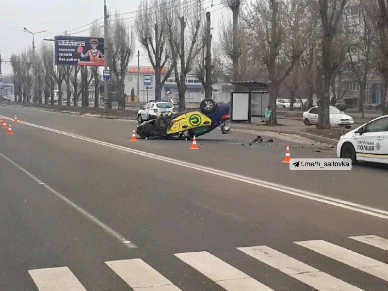 В Харькове перевернулось такси (фото)