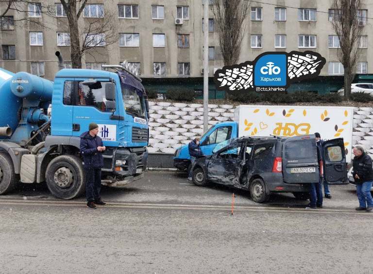 В Харькове – серьезная авария, машину смяло