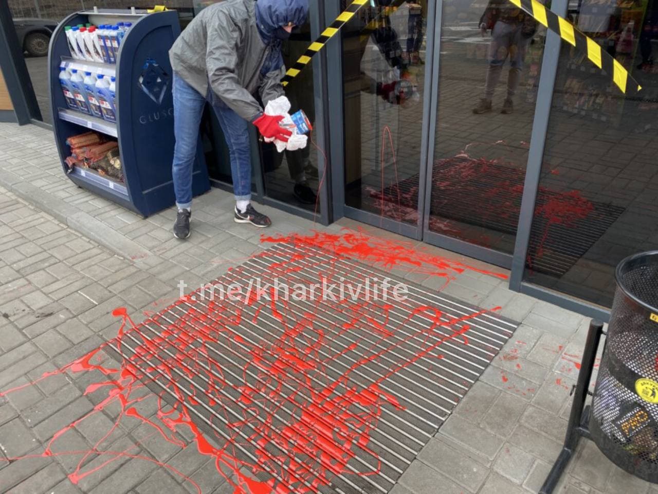 Облили краской и обмотали скотчем: в Харькове националисты пришли на заправки (фото, видео)