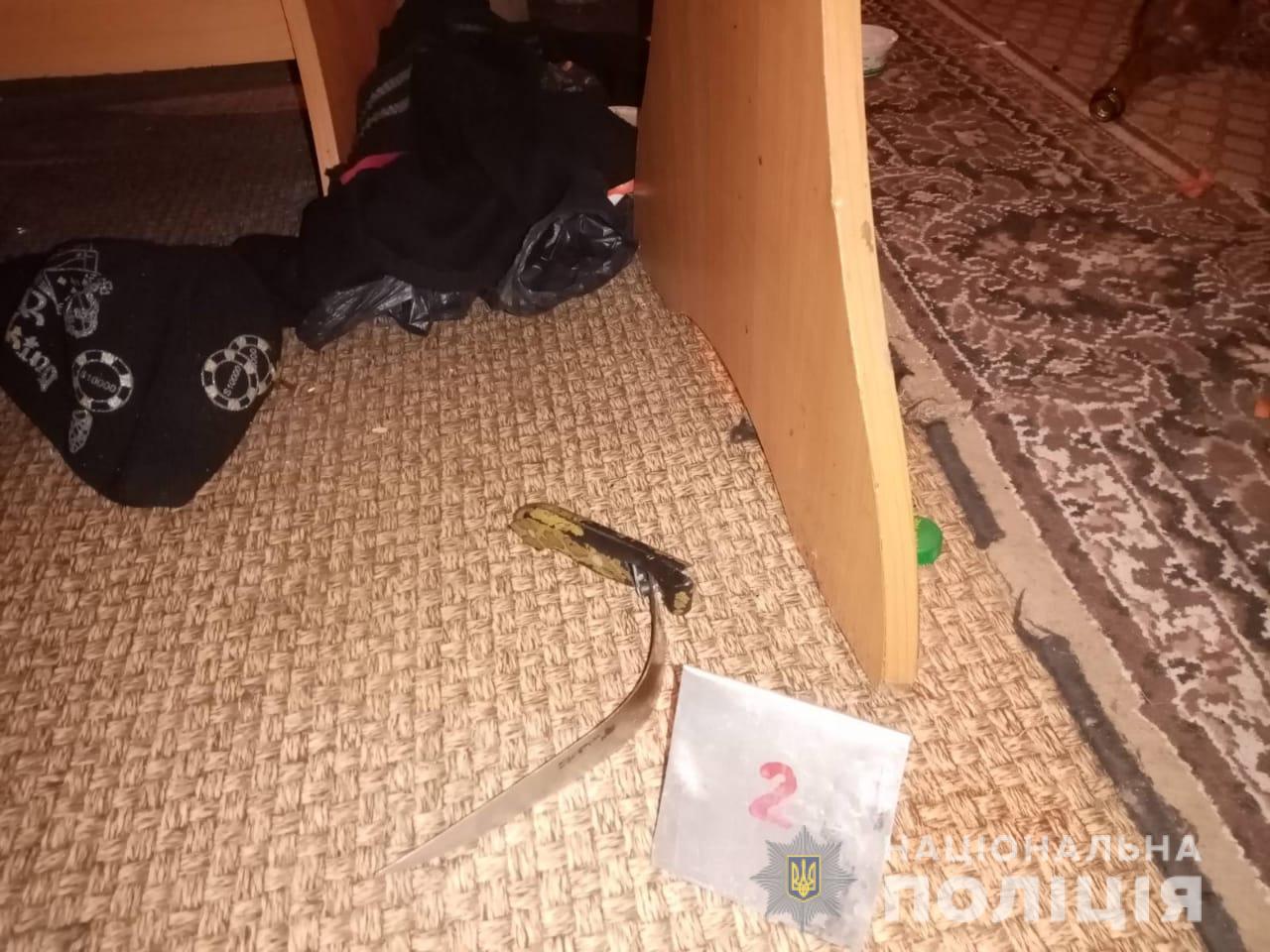 Под Харьковом хозяин дома с ножом напал на гостей