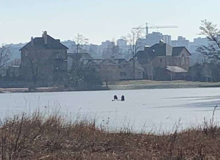 "Жертвы богу карасей": в Харькове рыбаки вышли на опасный лед