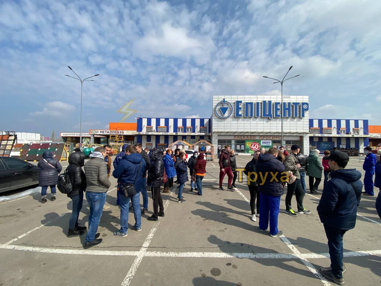 В Харькове эвакуируют два крупных магазина