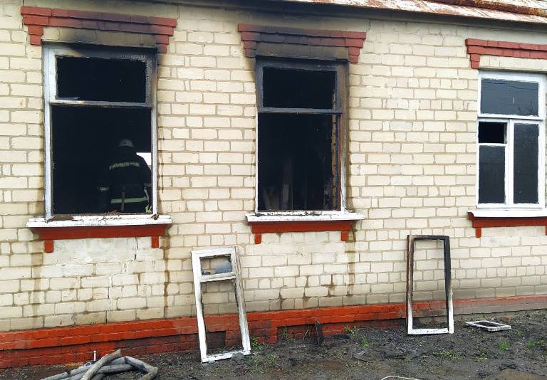 Под Харьковом из-за короткого замыкания загорелся дом