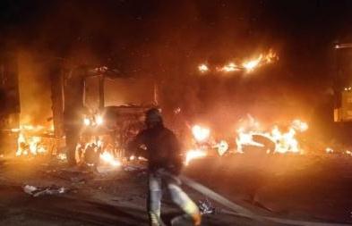 Горящие фуры и прицепы: подробности крупного пожара под Харьковом