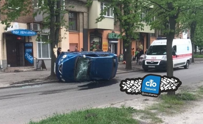 Авария в Харькове: машина перевернулась и лежит на боку (фото)