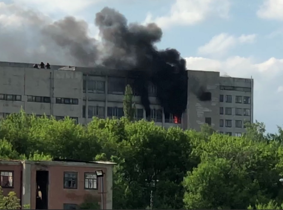 В Харькове - крупный пожар: горит здание завода (фото, видео)