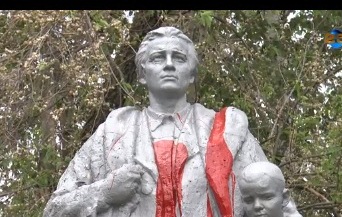 Красная краска и нецензурная брань: в Змиеве испортили памятник