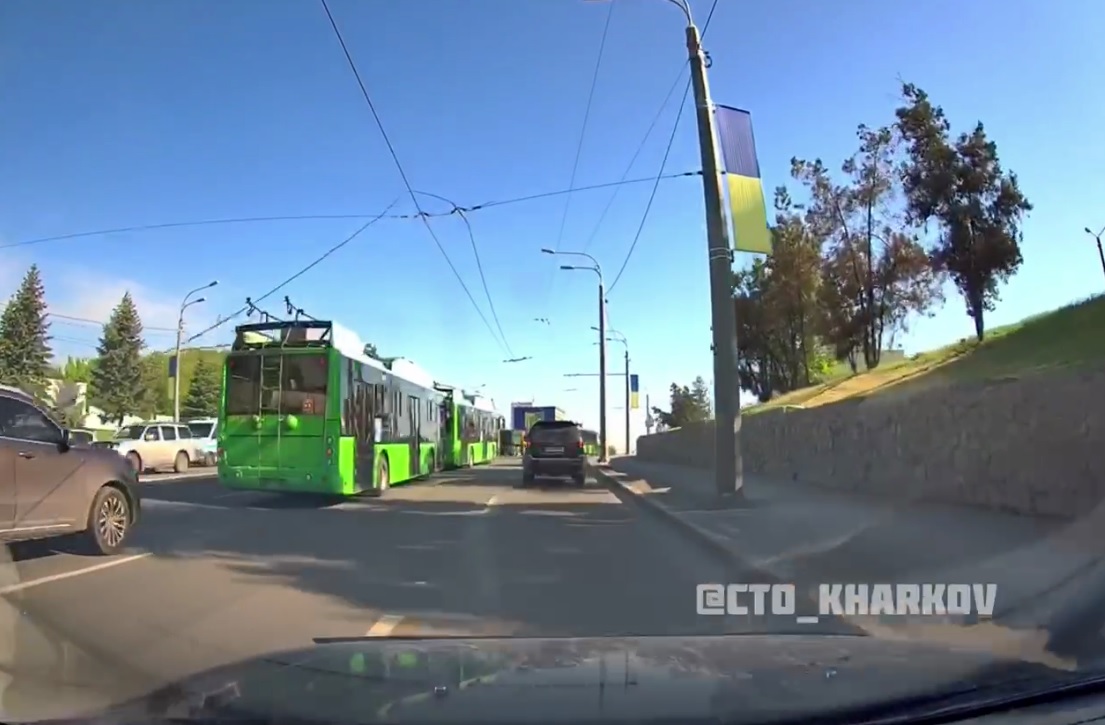 На Гагарина остановились троллейбусы. На дороге - пробка (видео)