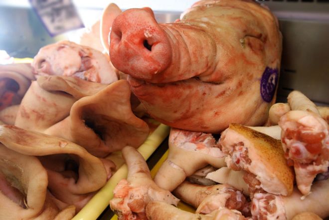 На стихийном рынке на Салтовке торговали сомнительной свининой