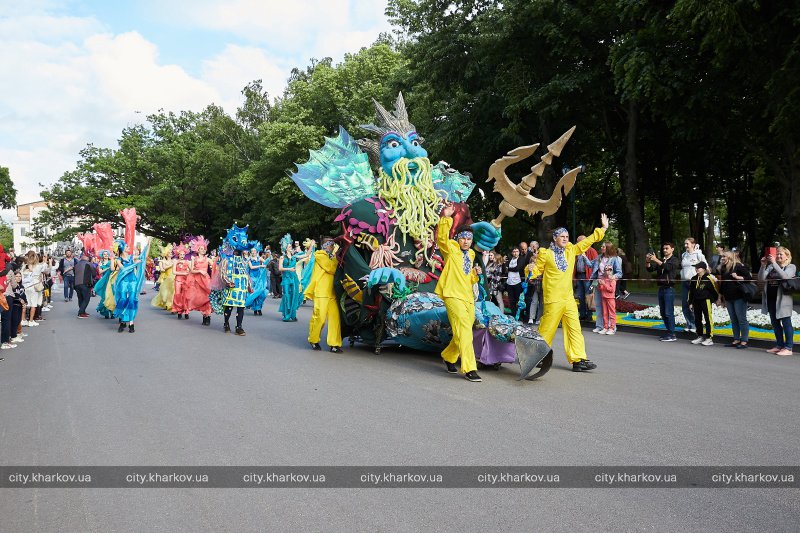 Парад сказочных героев и иллюзионное шоу: в Харькове отметили День защиты детей