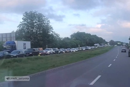 На въезде в Харьков образовалась огромная пробка (видео)