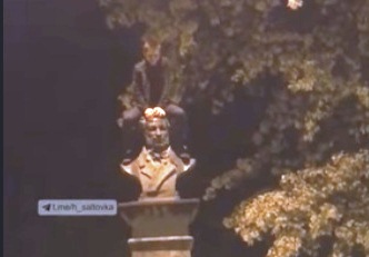 В Харькове подросток сел верхом на памятник Пушкину