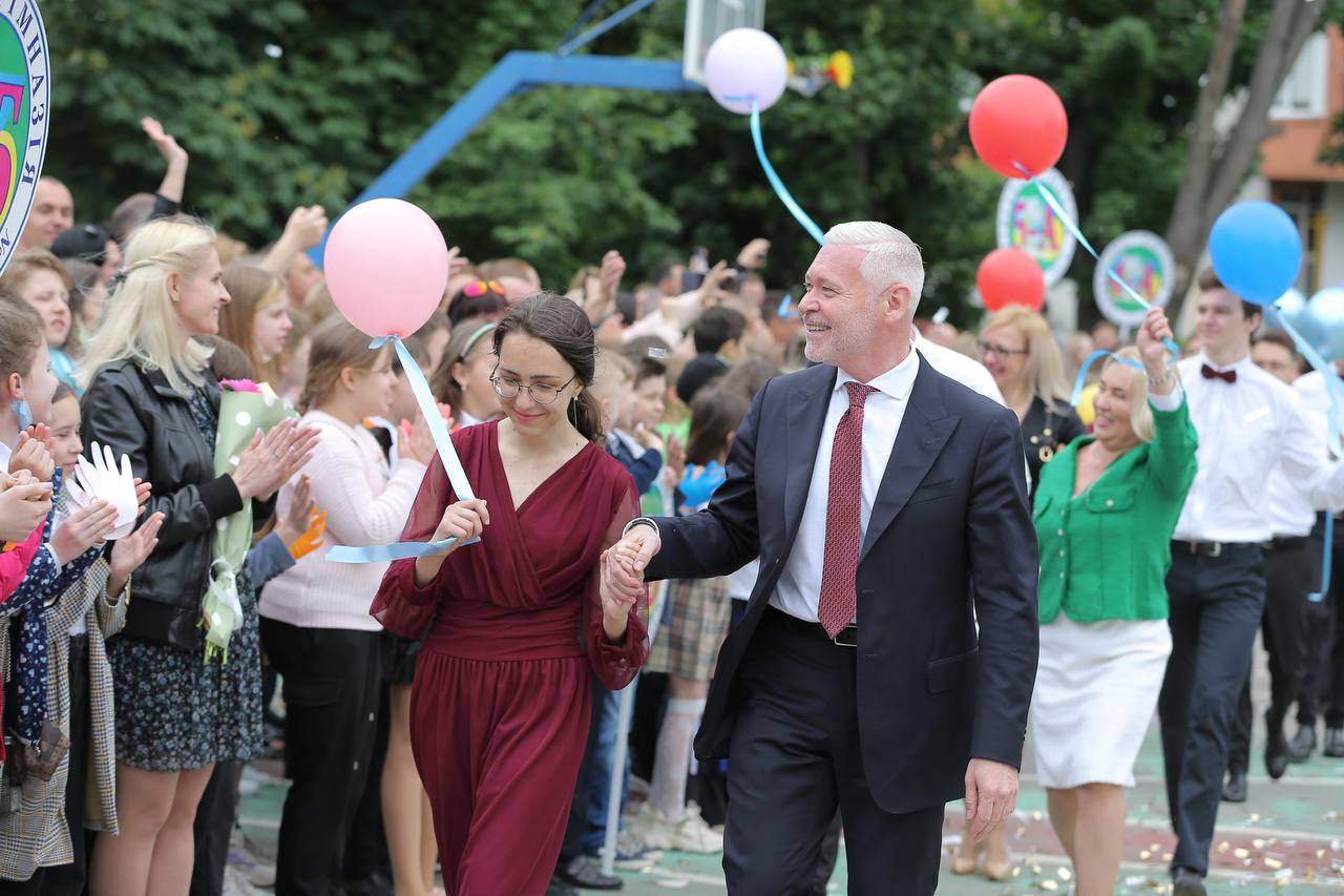 Игорь Терехов поздравил учителей, школьников и их родителей с последним звонком