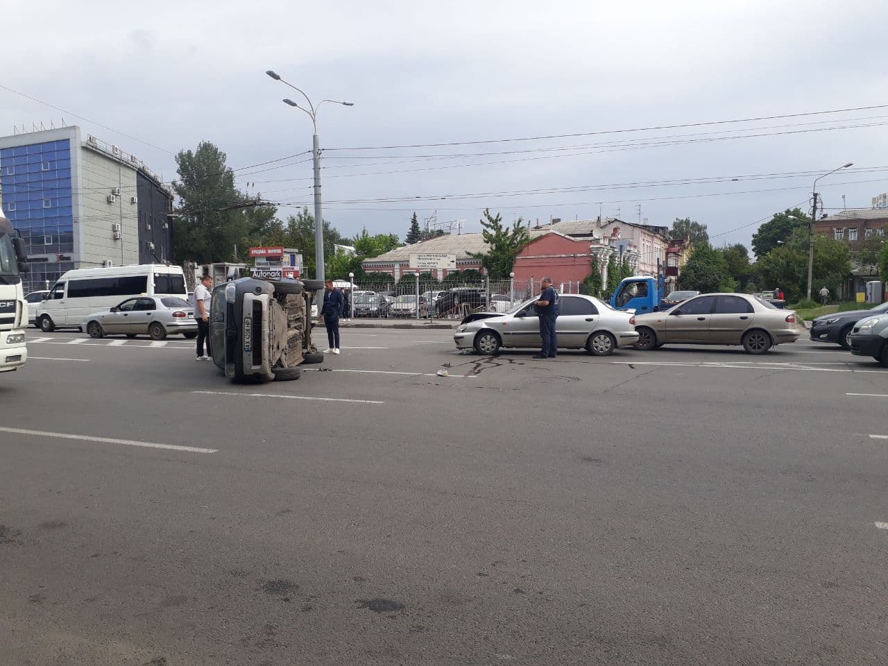 Авария на Гагарина: перевернутая машина лежит посреди дороги (видео)