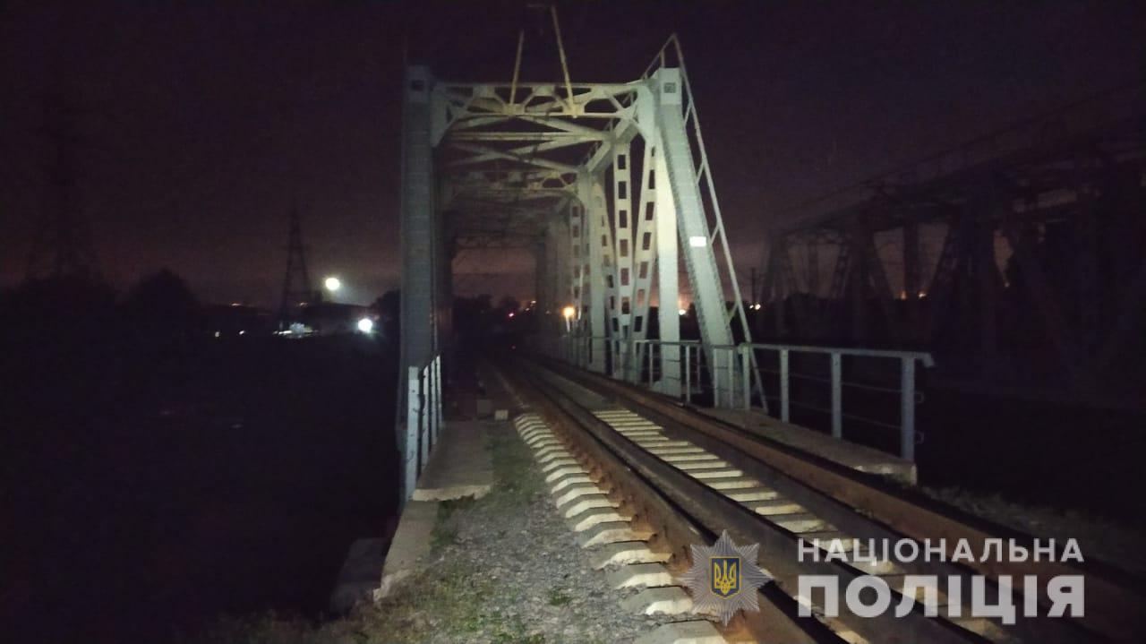 В Харькове нашли тело ребенка: девочку ударило током, она сорвалась с моста и разбилась насмерть