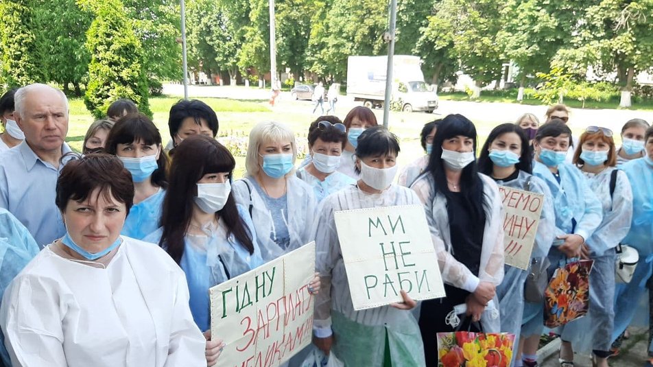 В Харьковской области медики вышли на митинг: им не платят зарплату