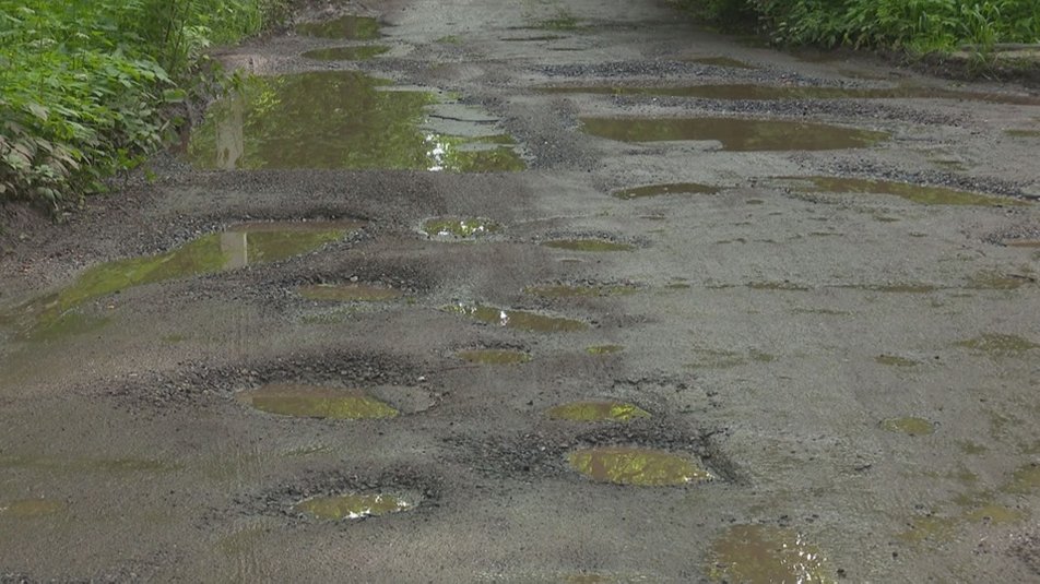 Разбитую дороги в Померки обещают отремонтировать